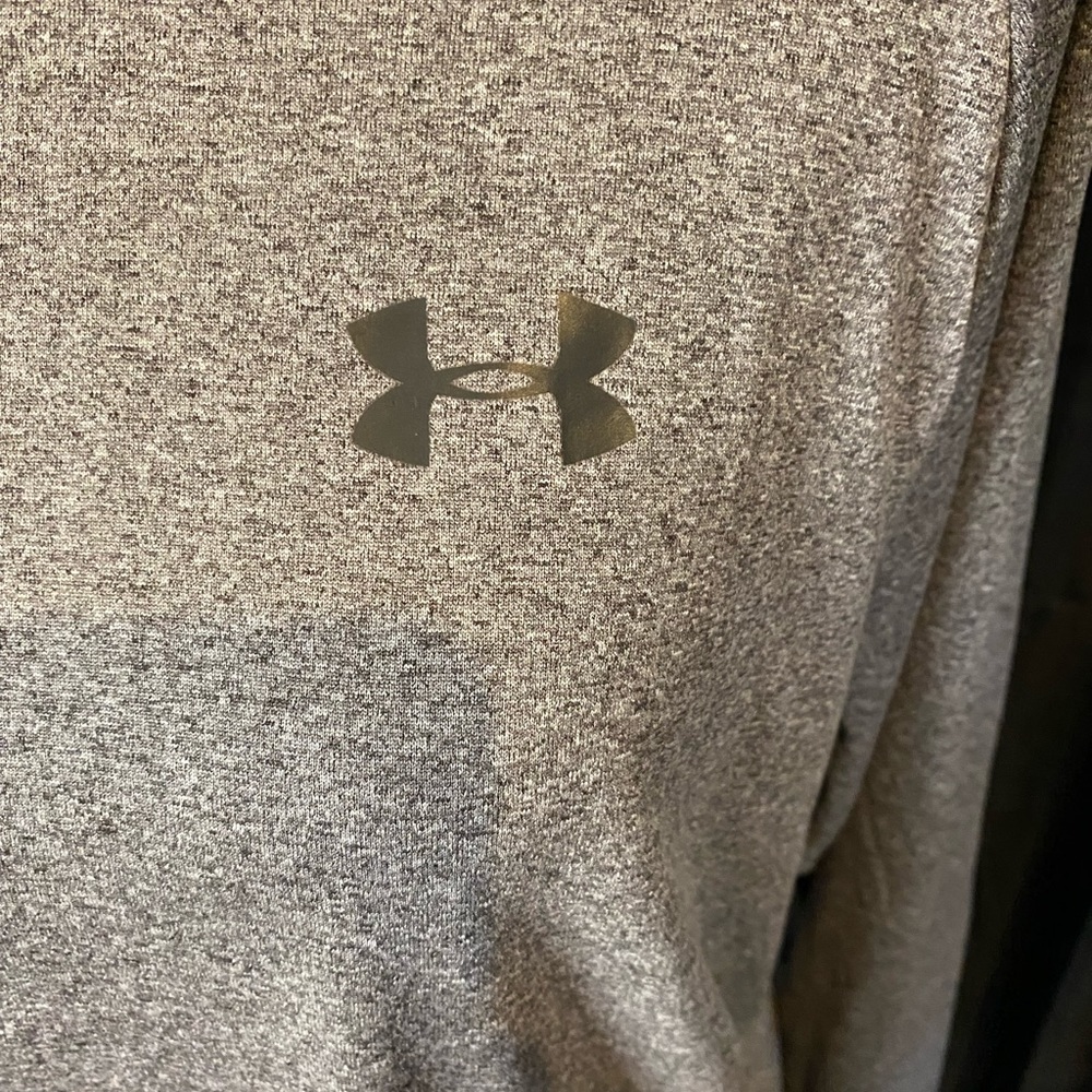 Under Armour Heatgear  loose fit top, long sleeve size XL Grey,